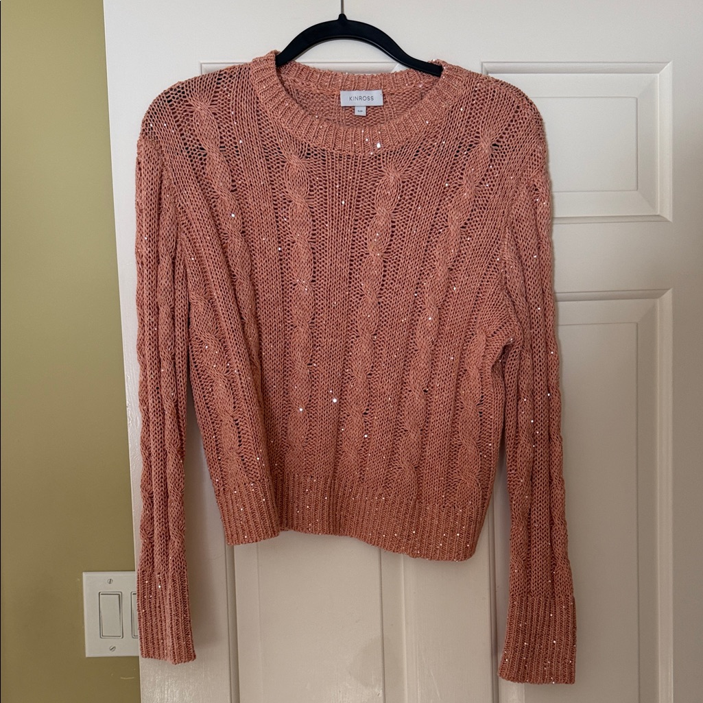 Kinross Cable Knit Crew Neck Sweater In Pink